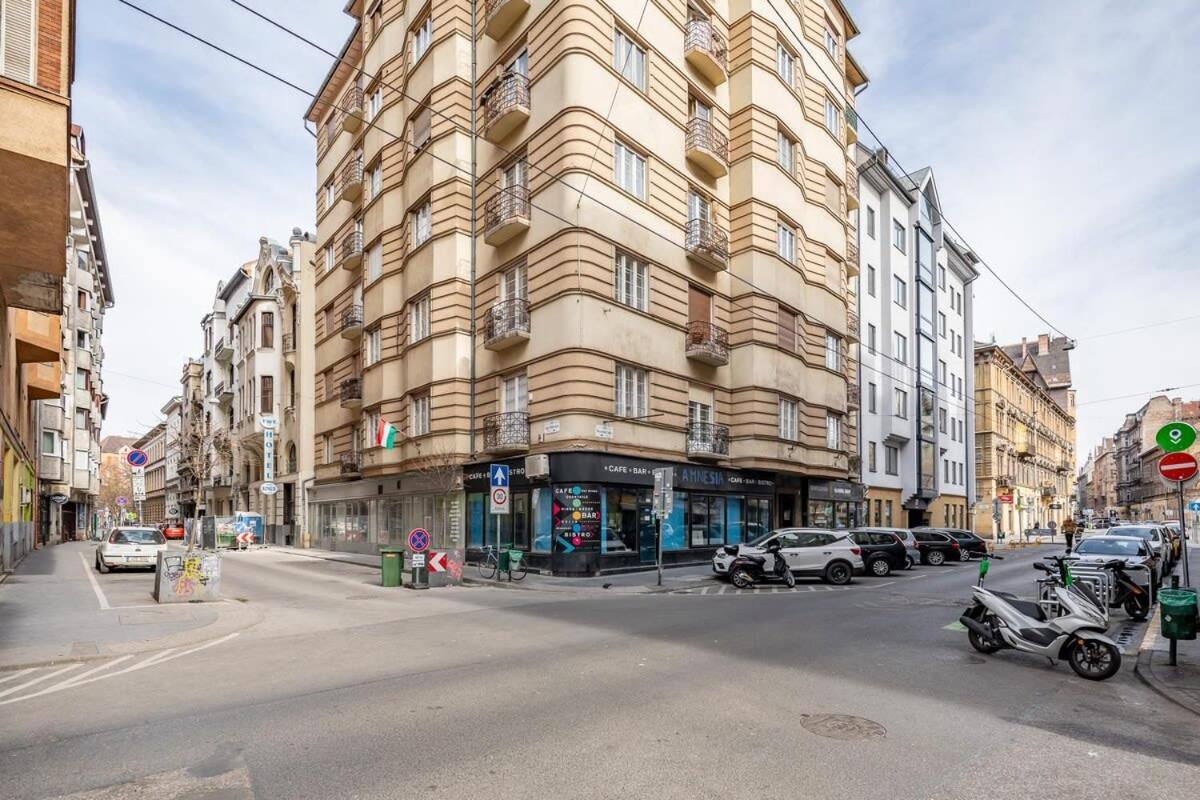 - Large And Comfy Apartment *