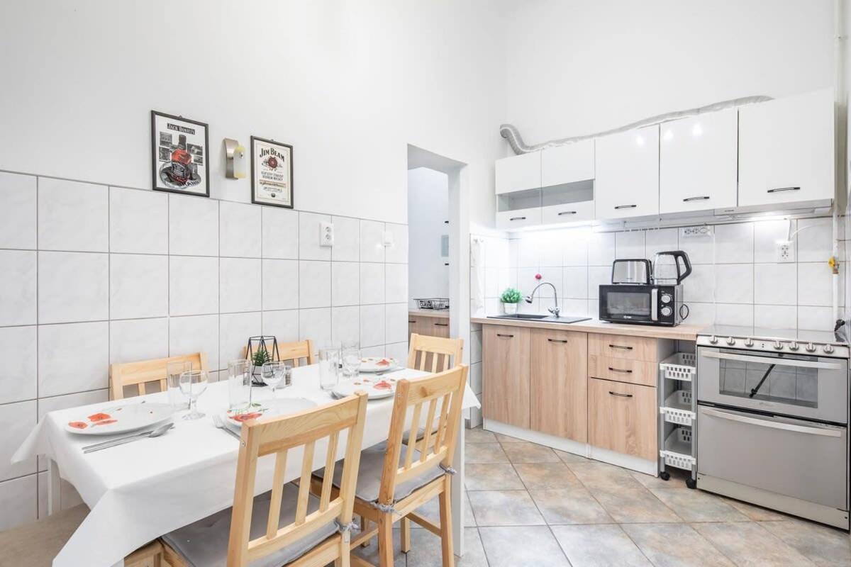- Large And Comfy Apartment *