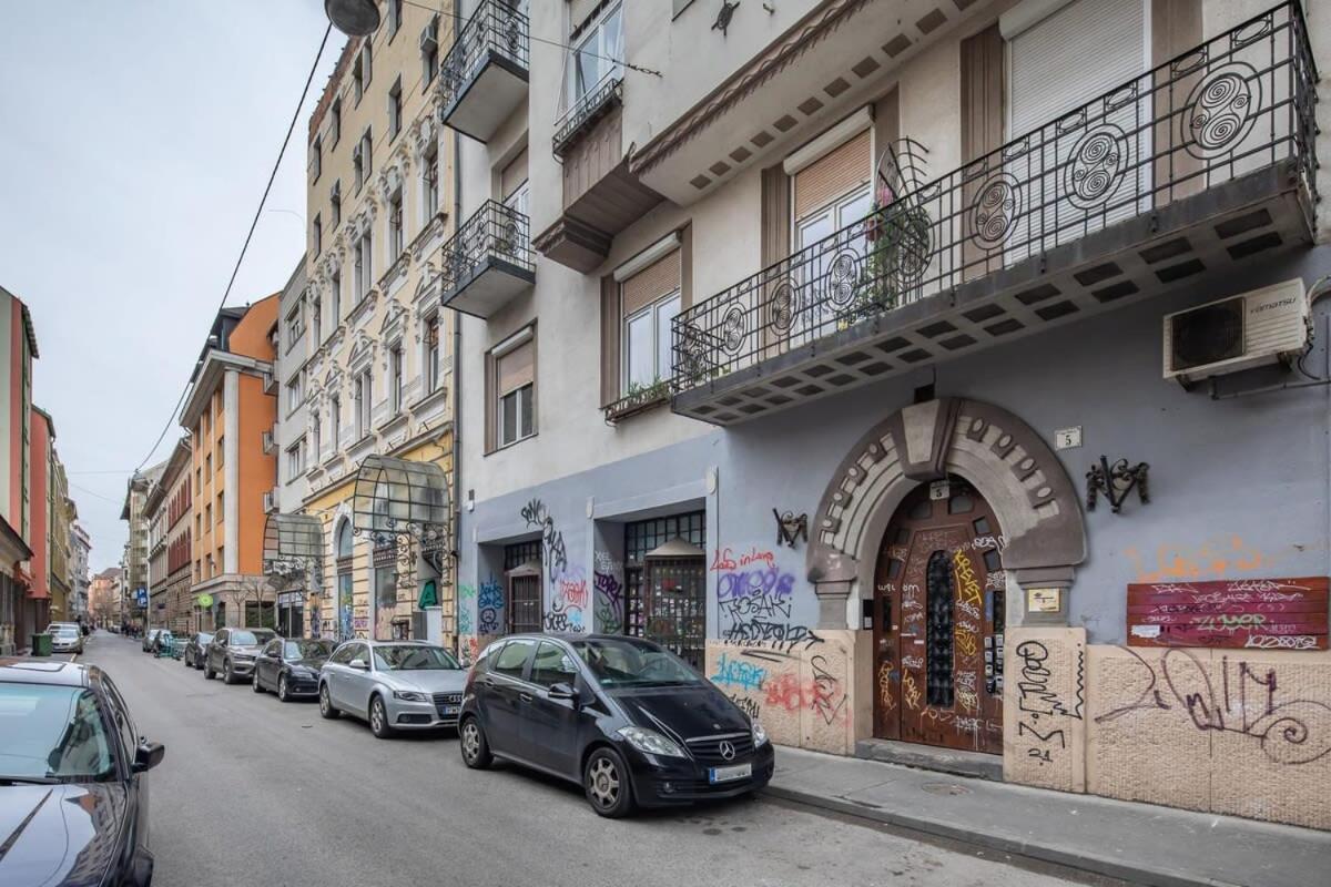 - Large And Comfy Apartment *