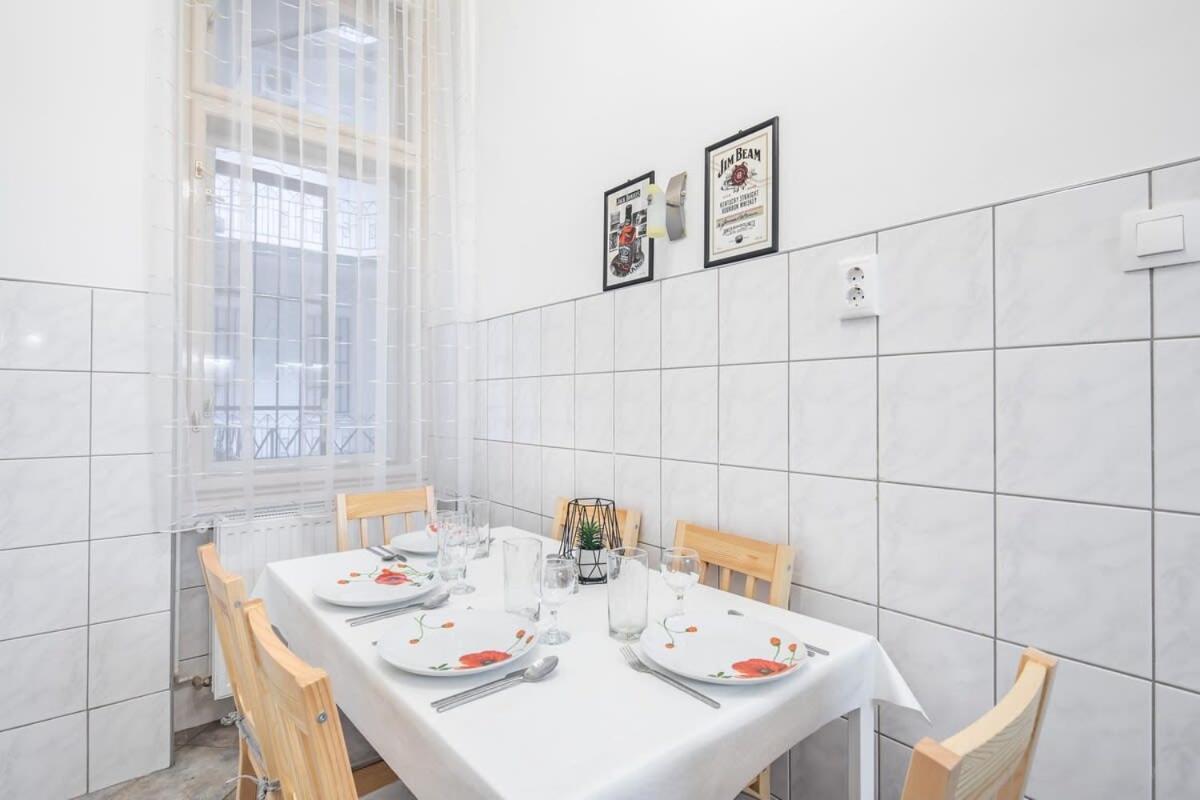 - Large And Comfy Apartment